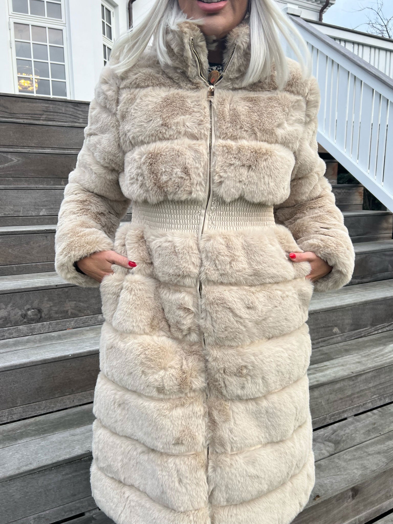 Darya - Fake Fur jacka med resår i midjan